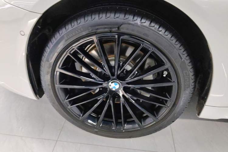 Used BMW 5 Series 2023 530Li Leading Model M Sport Package Left Front Wheel Hub