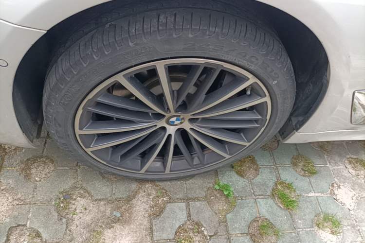 Used BMW 5 Series 2023 530Li Leading Model M Sport Package Left Front Wheel Hub