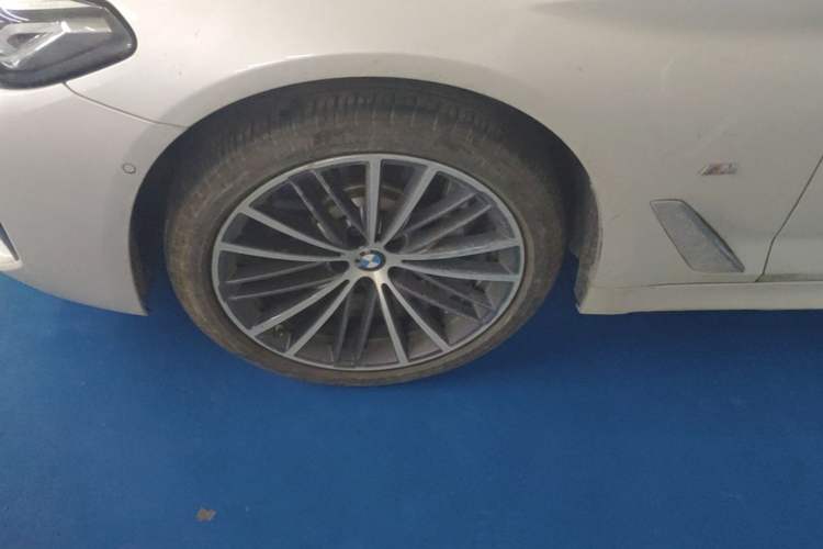 Used BMW 5 Series 2023 530Li Leading Model M Sport Package Left Front Wheel Hub