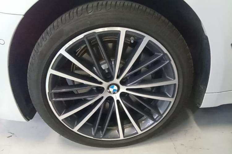 Used BMW 5 Series 2023 530Li Leading Model M Sport Package Left Front Wheel Hub