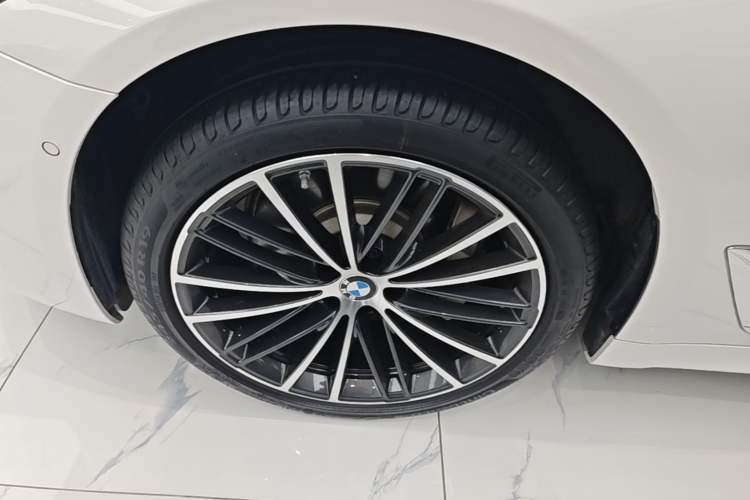 Used BMW 5 Series 2023 530Li Leading Model M Sport Package Left Front Wheel Hub