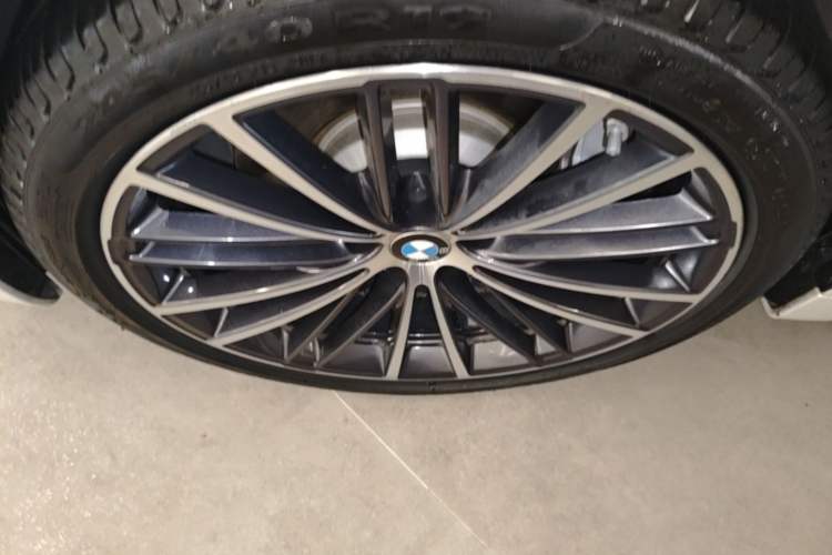 Used BMW 5 Series 2023 530Li Leading Model M Sport Package Left Front Wheel Hub