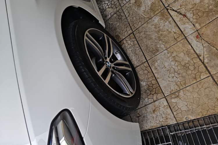 Used BMW 5 Series 2023 530Li Leading Edition Luxury Package Left Front Wheel Hub
