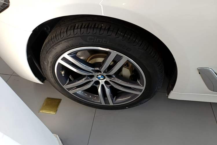 Used BMW 5 Series 2023 530Li Leading Edition Luxury Package Left Front Wheel Hub