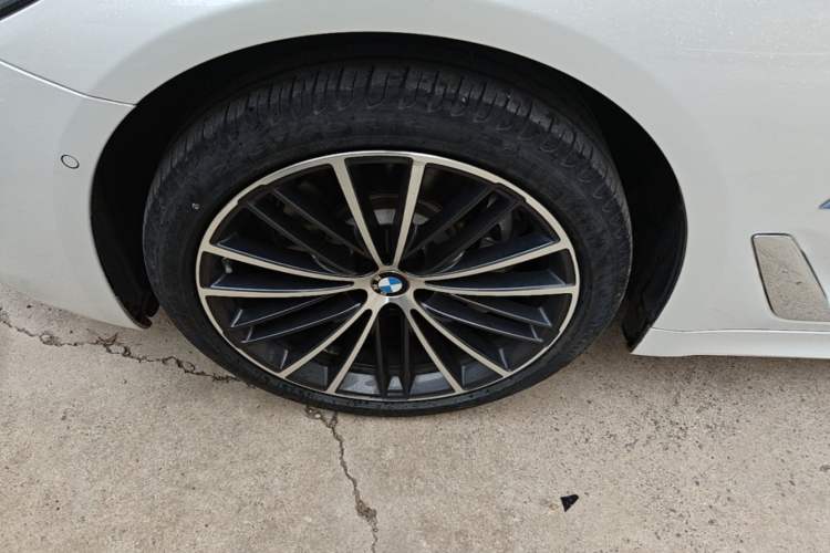 Used BMW 5 Series 2023 530Li Leading Model M Sport Package Left Front Wheel Hub