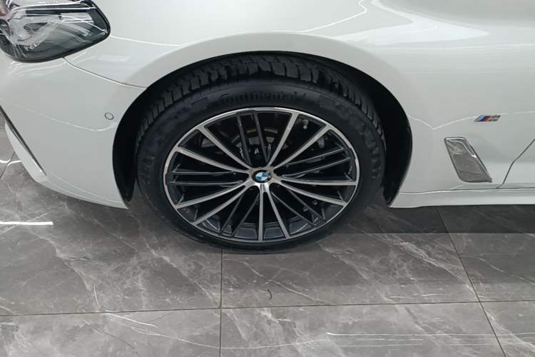 Used BMW 5 Series 2023 Restyled 530Li Leading Edition M Sport Package Left Front Wheel Hub