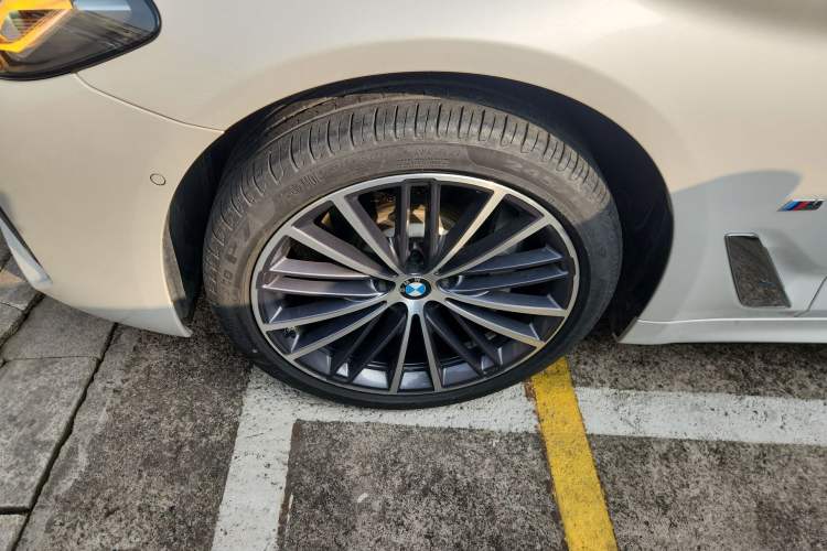 Used BMW 5 Series 2023 Restyled 530Li Leading Edition M Sport Package Left Front Wheel Hub