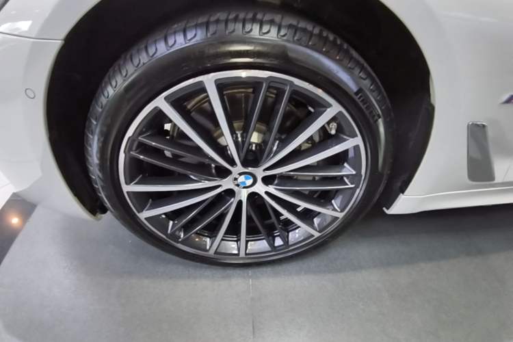 Used BMW 5 Series 2023 Restyled 530Li Leading Edition M Sport Package Left Front Wheel Hub