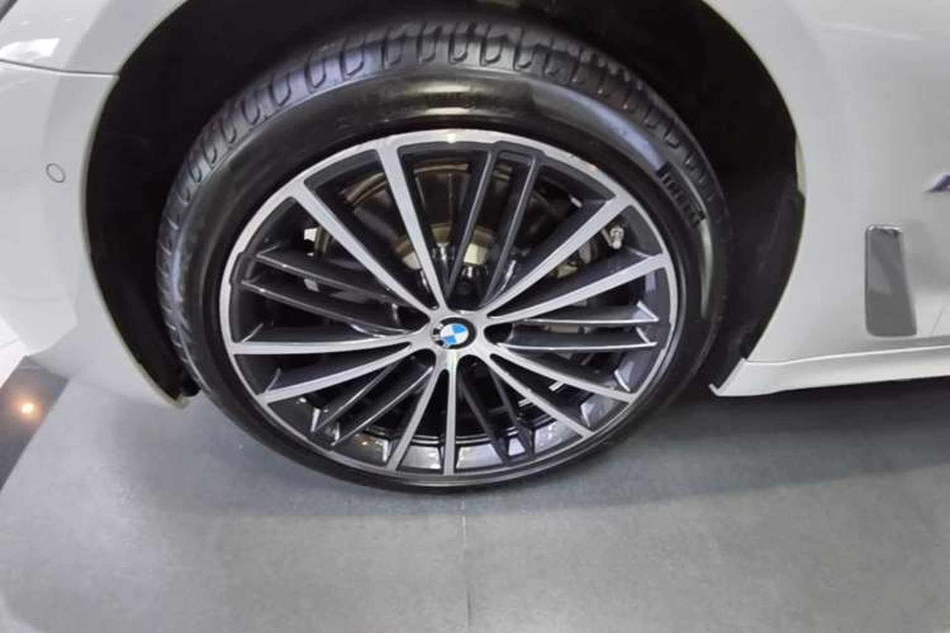 Used BMW 5 Series 2023 Restyled 530Li Leading Edition M Sport Package Left Front Wheel Hub