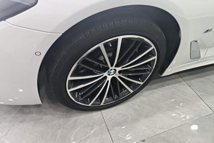 Used BMW 5 Series 2023 530Li Leading Model M Sport Package Left Front Wheel Hub