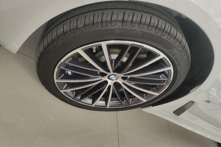 Used BMW 5 Series 2023 530Li xDrive M Sport Package Left Front Wheel Hub