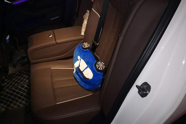 Used BMW 5 Series 2023 Restyled 530Li Leading Edition M Sport Package Left Rear Seat
