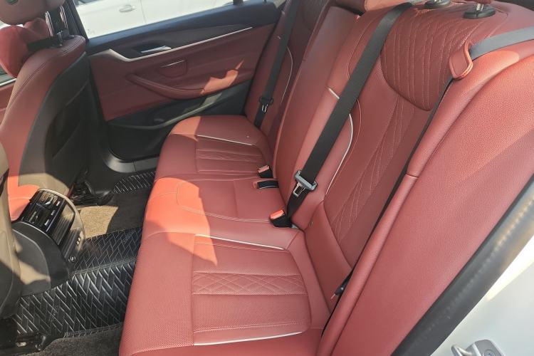 Used BMW 5 Series 2023 Restyled 530Li Leading Edition M Sport Package Left Rear Seat