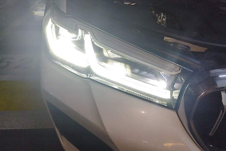 Used BMW 5 Series 2023 530Li Luxury Edition M Sport Package Right Front Headlight