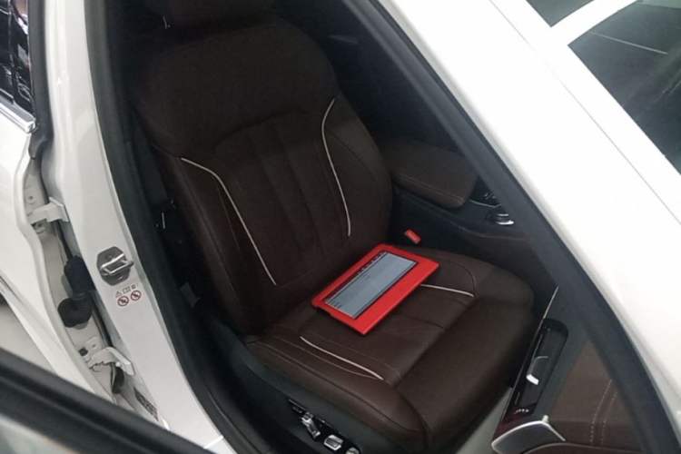 Used BMW 5 Series 2023 530Li Luxury Edition M Sport Package Right Front Seat