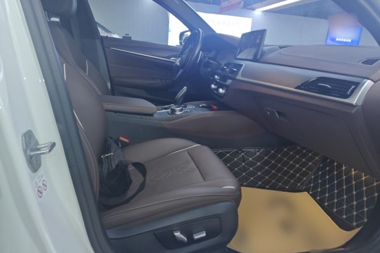 Used BMW 5 Series 2023 Restyled 530Li Leading Edition M Sport Package Right Front Seat
