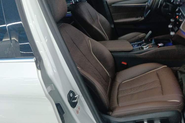 Used BMW 5 Series 2023 530Li Leading Model M Sport Package Right Front Seat