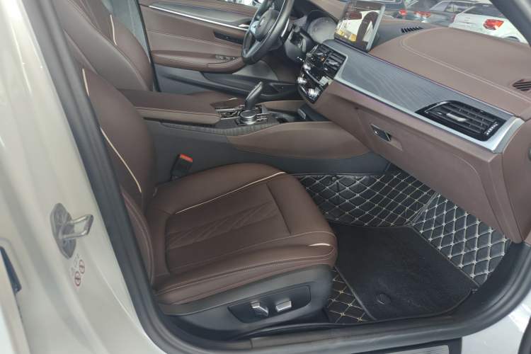 Used BMW 5 Series 2023 Restyled 530Li Leading Edition M Sport Package Right Front Seat