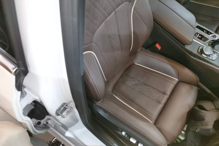 Used BMW 5 Series 2023 530Li Luxury Edition M Sport Package Right Front Seat