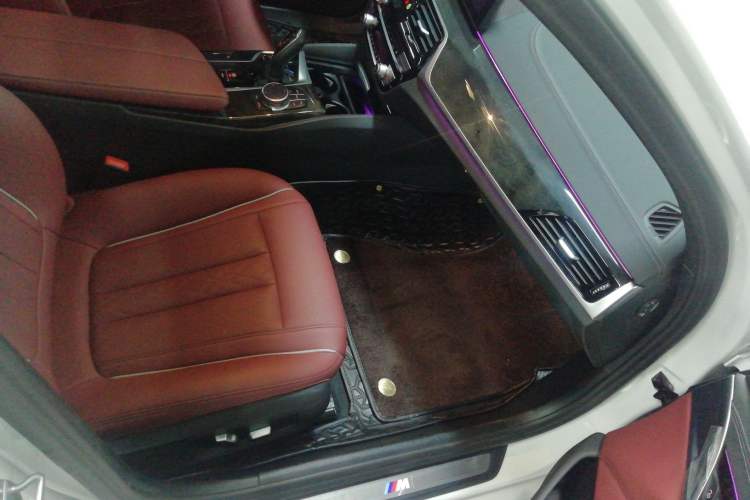 Used BMW 5 Series 2023 530Li Leading Model M Sport Package Right Front Seat