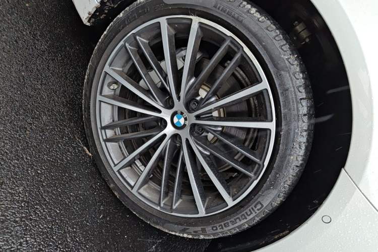 Used BMW 5 Series 2023 530Li Leading Model M Sport Package Right Front Wheel Hub