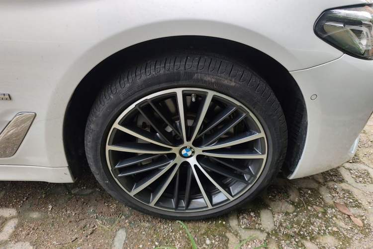 Used BMW 5 Series 2023 530Li Leading Model M Sport Package Right Front Wheel Hub