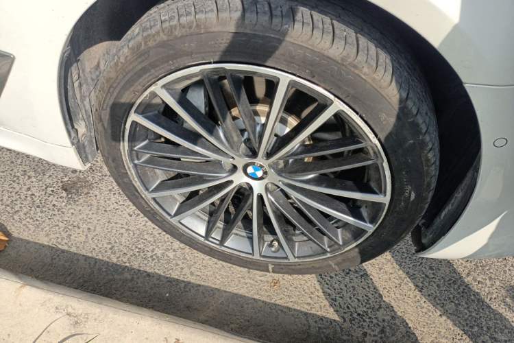 Used BMW 5 Series 2023 530Li Leading Model M Sport Package Right Front Wheel Hub