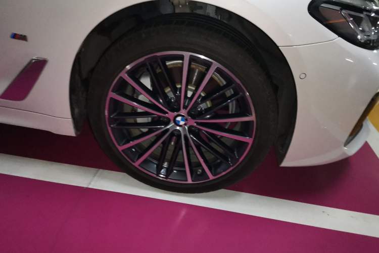 Used BMW 5 Series 2023 Restyled 530Li Leading Edition M Sport Package Right Front Wheel Hub