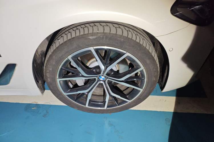 Used BMW 5 Series 2023 530Li Luxury Edition M Sport Package Right Front Wheel Hub