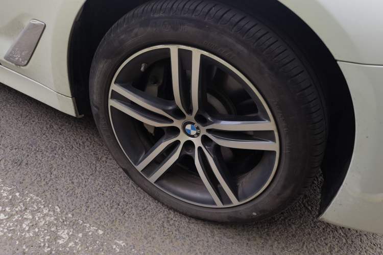 Used BMW 5 Series 2023 530Li Leading Edition Luxury Package Right Front Wheel Hub