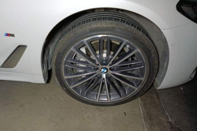 Used BMW 5 Series 2023 530Li Leading Model M Sport Package Right Front Wheel Hub