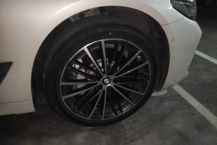 Used BMW 5 Series 2023 530Li Leading Model M Sport Package Right Front Wheel Hub