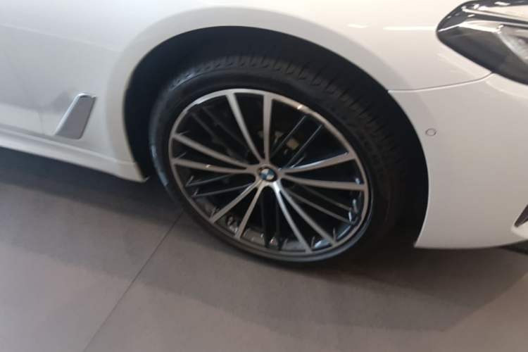 Used BMW 5 Series 2023 530Li xDrive M Sport Package Right Front Wheel Hub