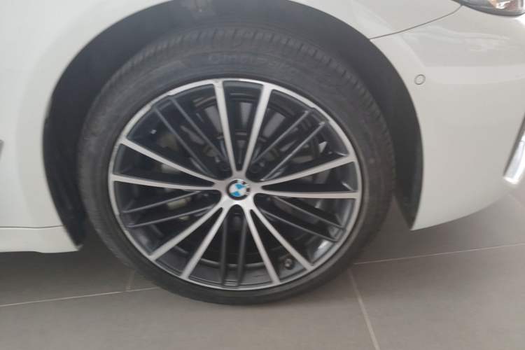 Used BMW 5 Series 2023 530Li Leading Model M Sport Package Right Front Wheel Hub
