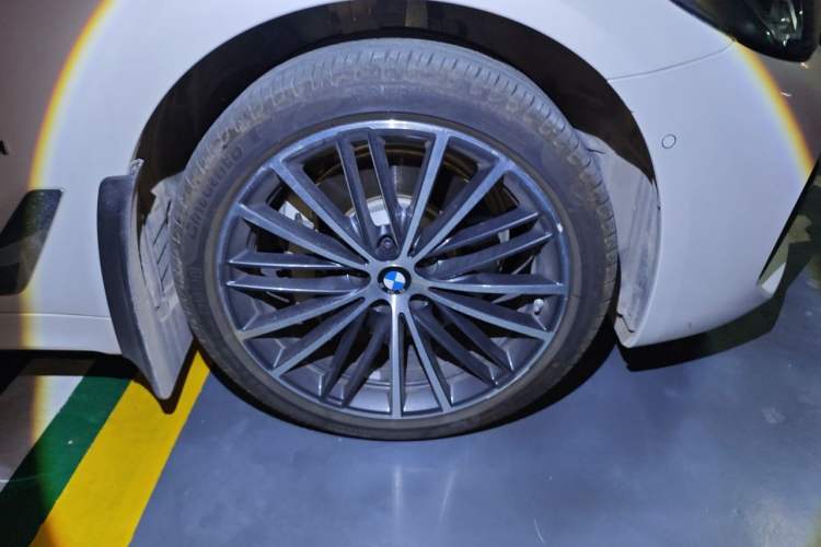Used BMW 5 Series 2023 530Li Leading Model M Sport Package Right Front Wheel Hub