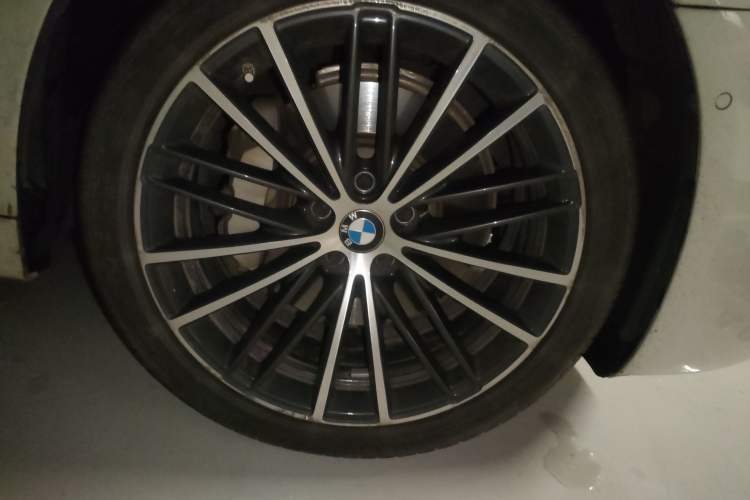 Used BMW 5 Series 2023 530Li Leading Model M Sport Package Right Front Wheel Hub