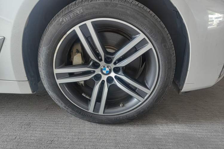 Used BMW 5 Series 2023 530Li Leading Edition Luxury Package Right Front Wheel Hub