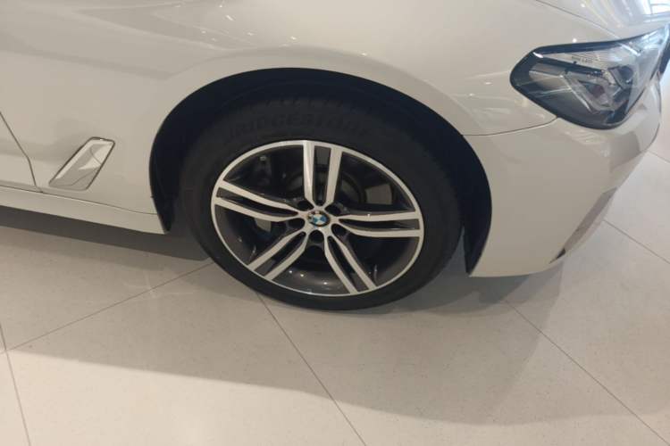 Used BMW 5 Series 2023 530Li Leading Edition Luxury Package Right Front Wheel Hub