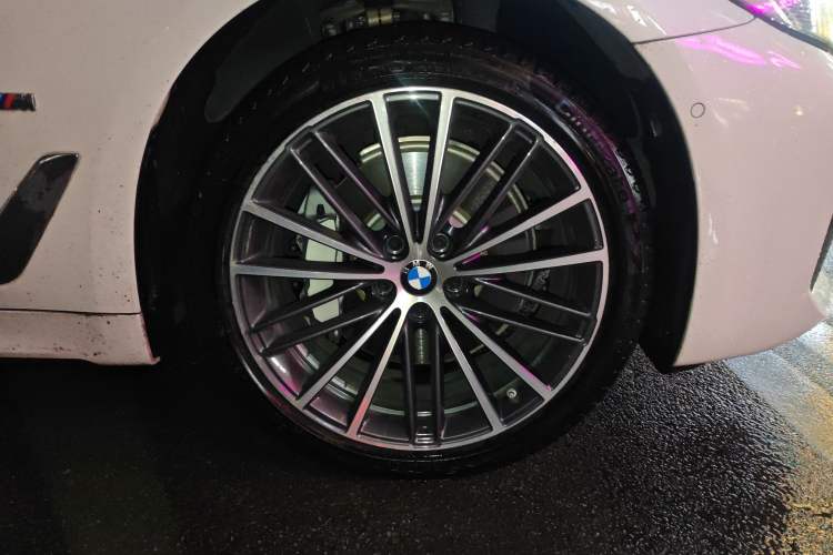 Used BMW 5 Series 2023 530Li Leading Model M Sport Package Right Front Wheel Hub