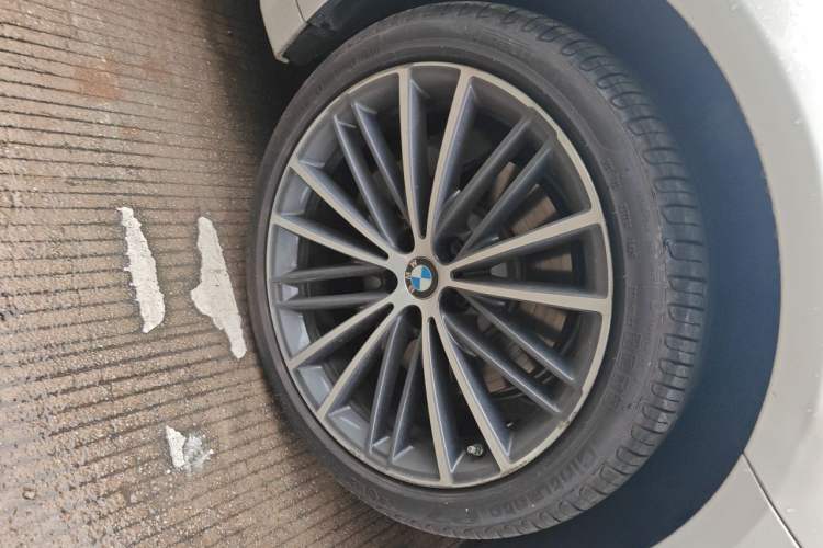 Used BMW 5 Series 2023 530Li Leading Model M Sport Package Right Front Wheel Hub