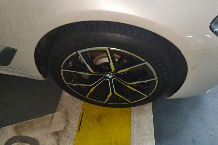 Used BMW 5 Series 2023 530Li Luxury Edition M Sport Package Right Front Wheel Hub