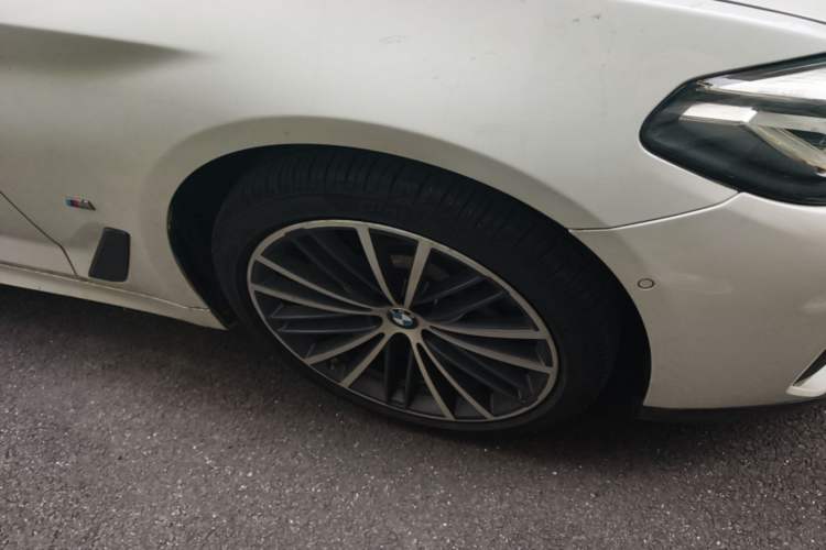 Used BMW 5 Series 2023 530Li Leading Model M Sport Package Right Front Wheel Hub