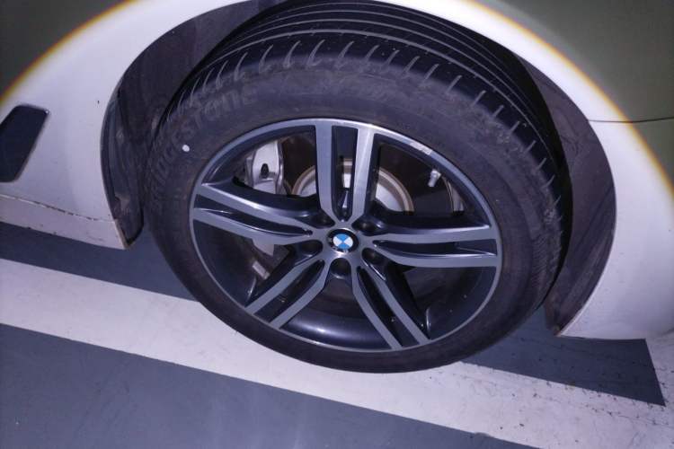 Used BMW 5 Series 2023 530Li Leading Edition Luxury Package Right Front Wheel Hub