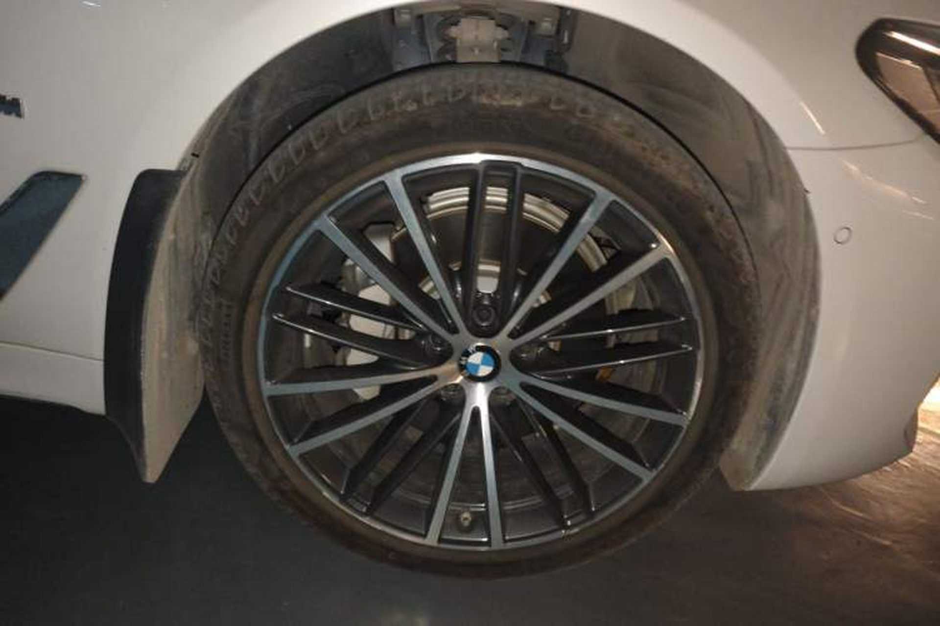 Used BMW 5 Series 2023 530Li Leading Model M Sport Package Right Front Wheel Hub