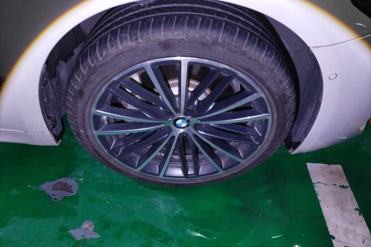Used BMW 5 Series 2023 530Li Leading Model M Sport Package Right Front Wheel Hub