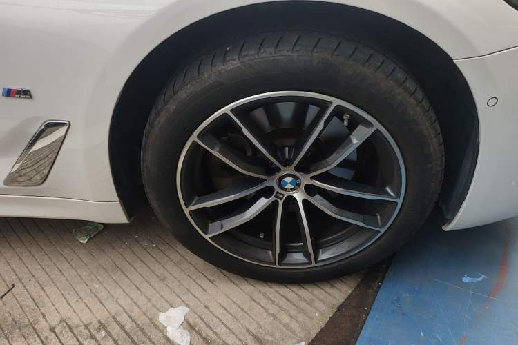 Used BMW 5 Series 2023 530Li Leading Model M Sport Package Right Front Wheel Hub