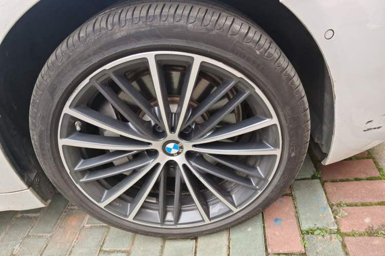 Used BMW 5 Series 2023 530Li Leading Model M Sport Package Right Front Wheel Hub