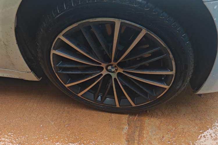 Used BMW 5 Series 2023 Restyled 530Li Leading Edition M Sport Package Right Front Wheel Hub