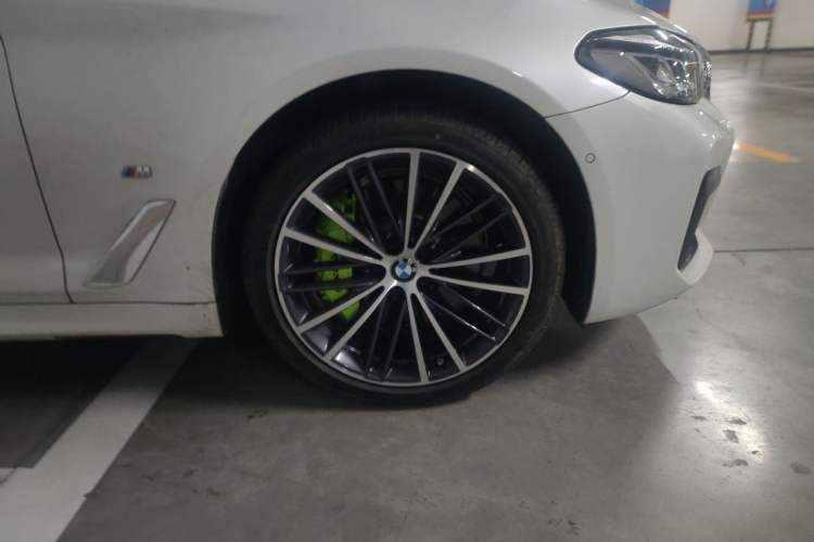 Used BMW 5 Series 2023 530Li Leading Model M Sport Package Right Front Wheel Hub