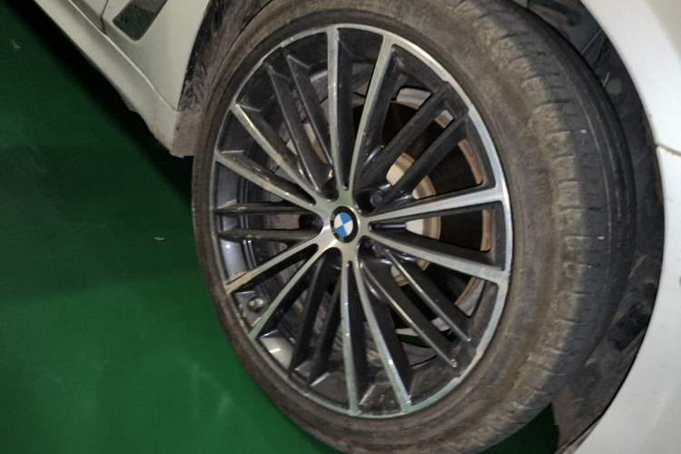 Used BMW 5 Series 2023 530Li Leading Model M Sport Package Right Front Wheel Hub